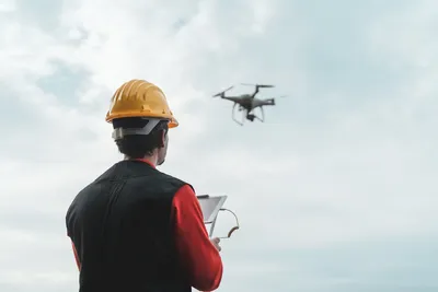 Drone ile inşaatı çeken operatör